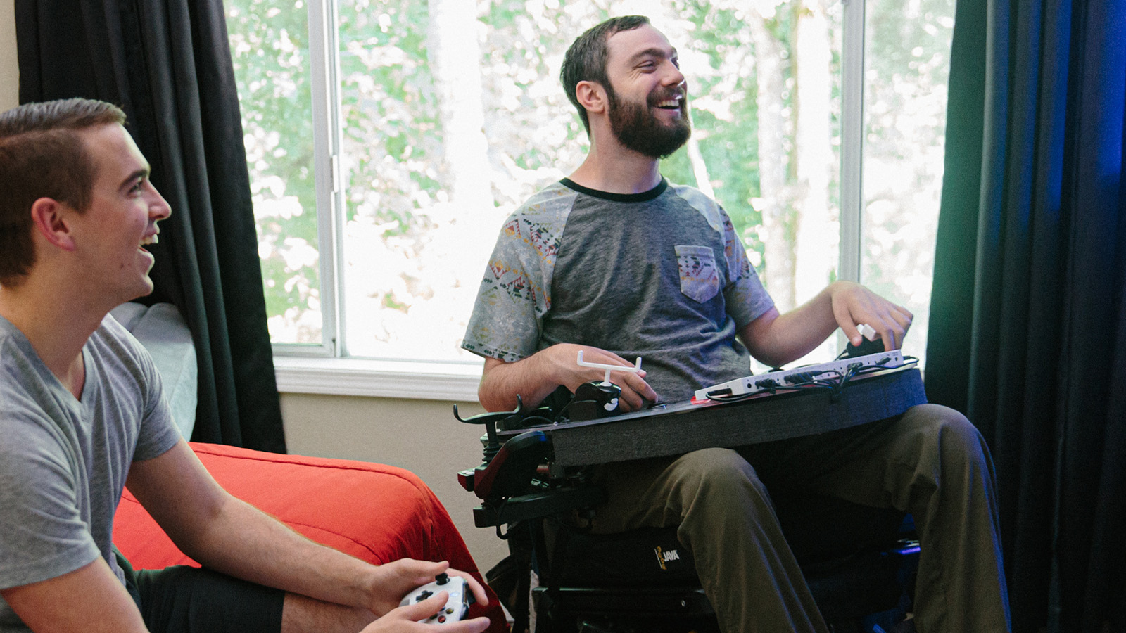 Xbox Adaptive コントローラーを使って友人とゲームをするスペンサー・アレン。